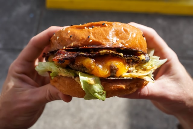 Photo d'un burger au bacon riche en matière grasse